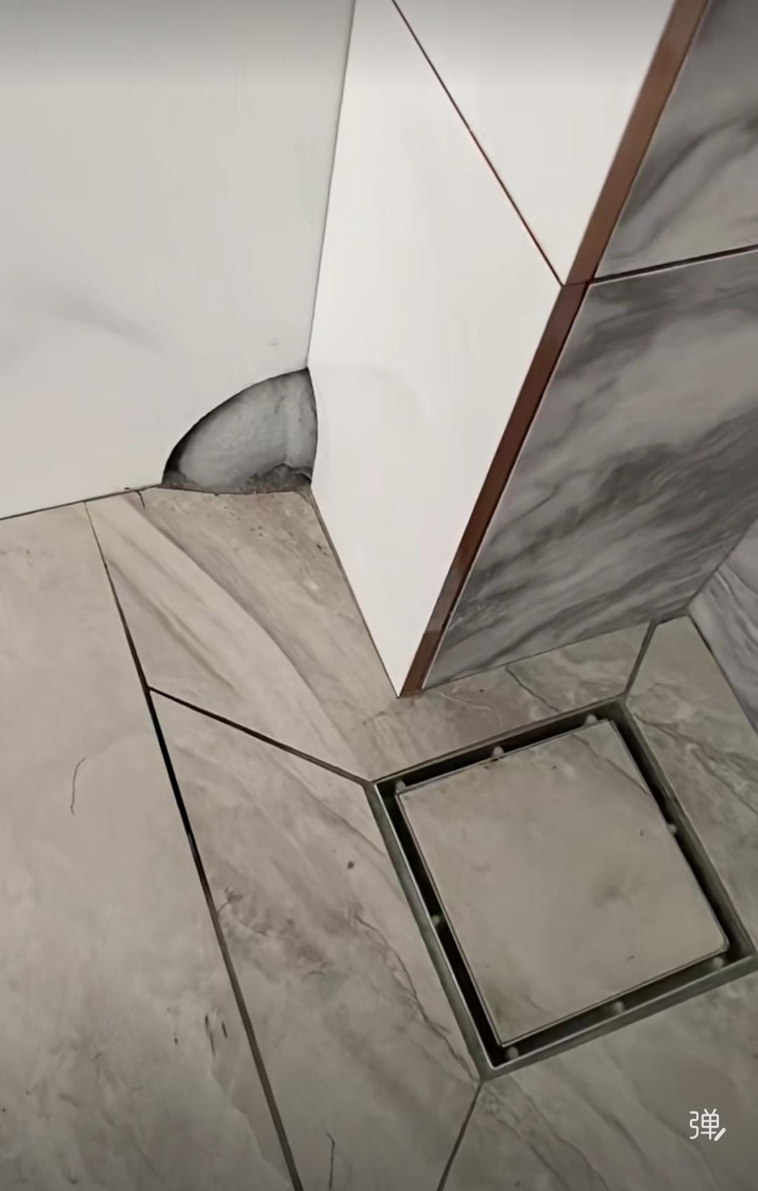 师傅在视频里颇为神气地说道：“我拿着锤子，一不留神把卫生间墙角的瓷砖弄破了。还好