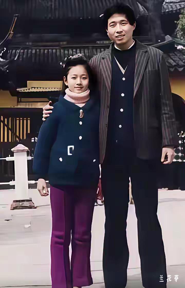 少女时期的马伊琍和父亲的合影。看照片，父女俩的穿着在那个年代可谓精致时髦，应该