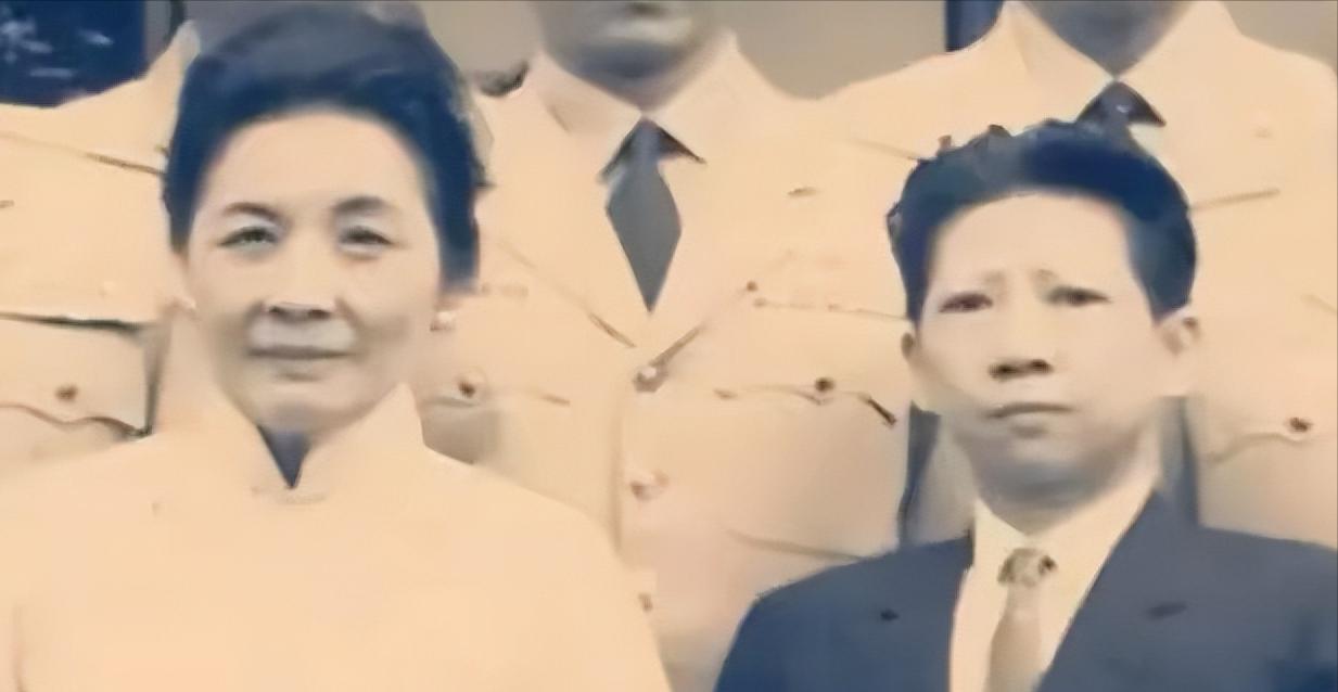 1935年的南京新街口，一辆银灰色雪佛兰逆行冲过人群。交警跑来拦车，要求出示证件