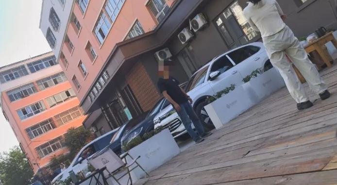 全网骂到一半突然反转！伊犁游客睡自己车里，居然被酒店收了150元住宿费，刚曝