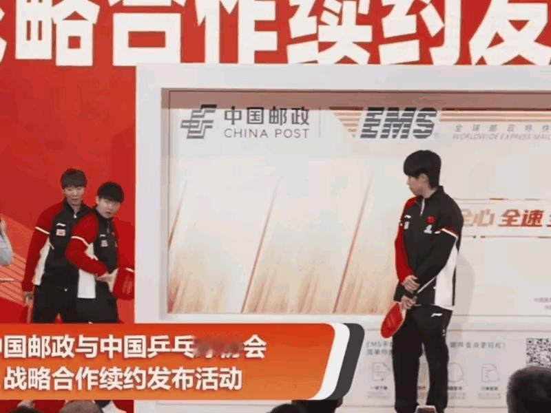 莎莎不想站C位！国乒将士参加邮政活动时，大头先莎莎和曼昱一步走上了主席台。但大