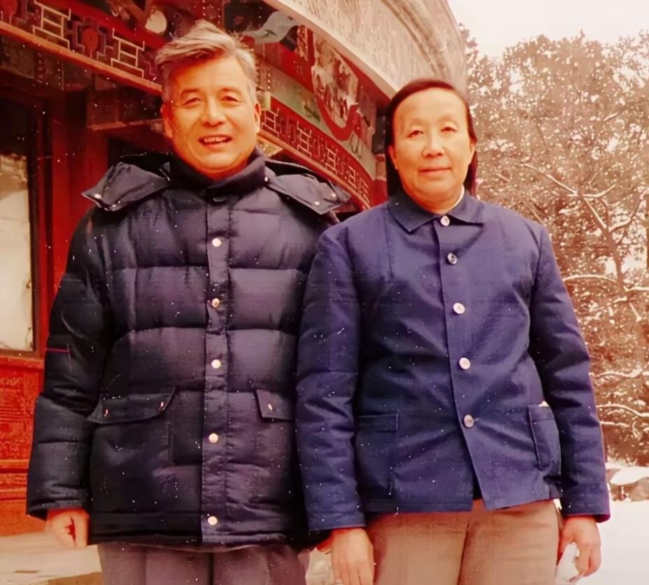 邓稼先一生极少外出旅游，这张罕见的合影，是他患病休养期间，与妻子许鹿希同游颐和园