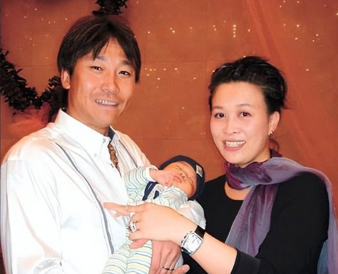 2004年，运动员高峰带女明星踢球，踢着踢着，女明星就怀孕了。没多久高峰爱上那英