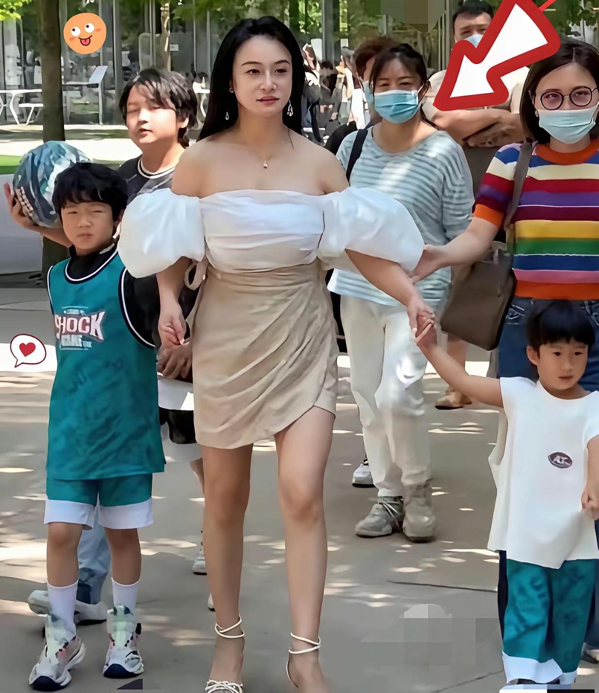 冉莹颖：妈妈今天这身裙子好看吧，特意精心打扮的。大儿子：妈，下次去开家长会能不
