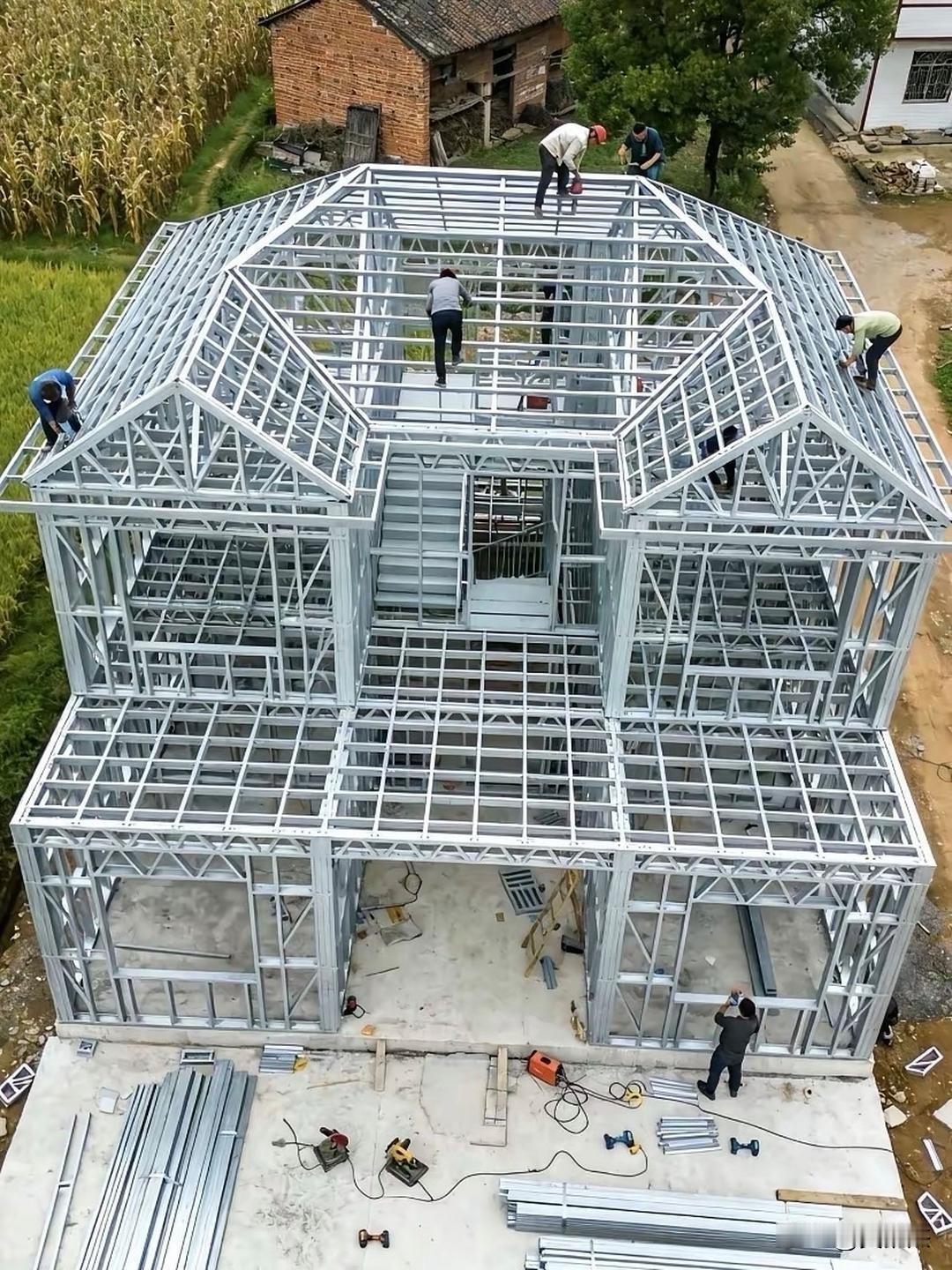 这是冷弯薄壁轻钢结构别墅，是农村自建房的热门替代方案，为什么农村越来越多人选它？
