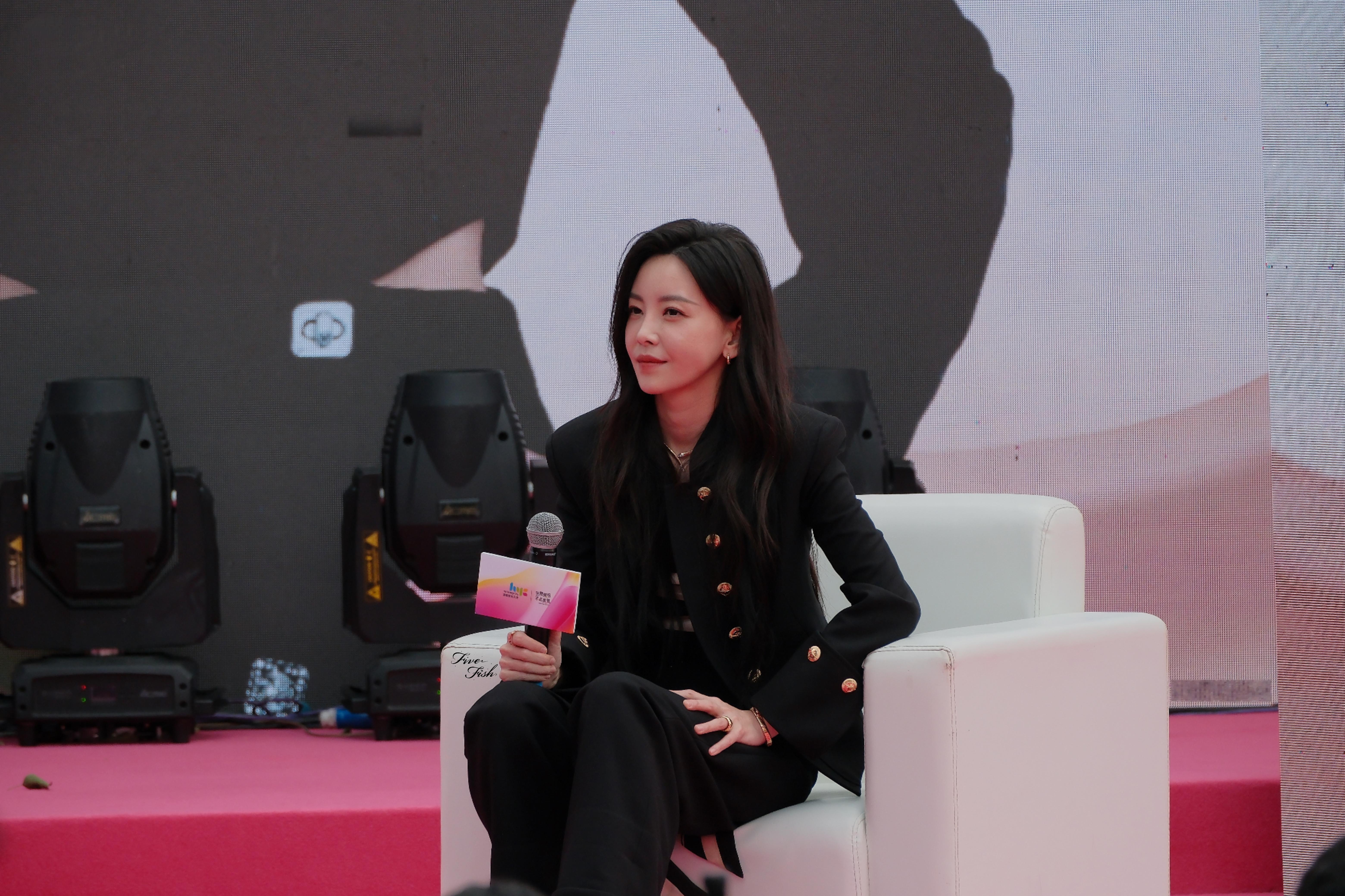 于文文｜于文文拾光巡回演唱会请大声喊出来，“于文文她超____！”