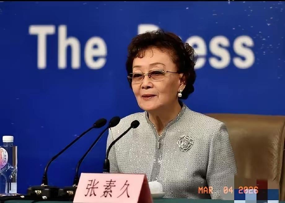 张素久，女，汉族，著名爱国将领张治中将军的女儿。1935年出生于南京，1952年