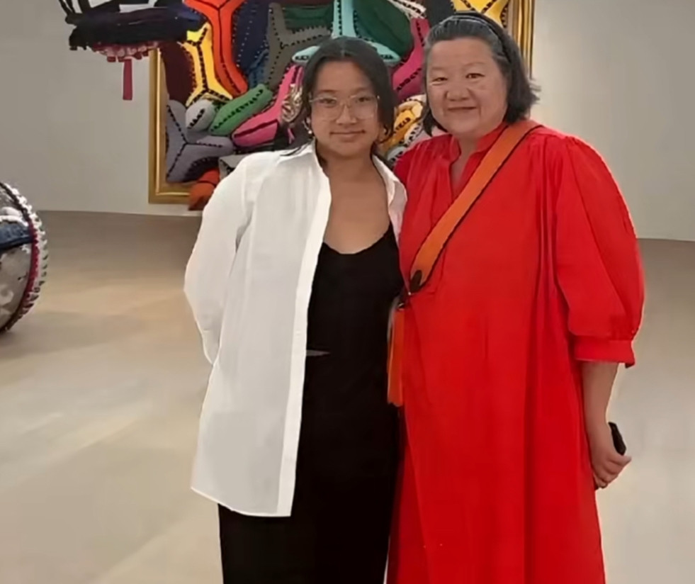 陈凯歌如果看到这照片，会不会心里发酸？刷到洪晃母女艺术展合照，突然有点心疼陈导。