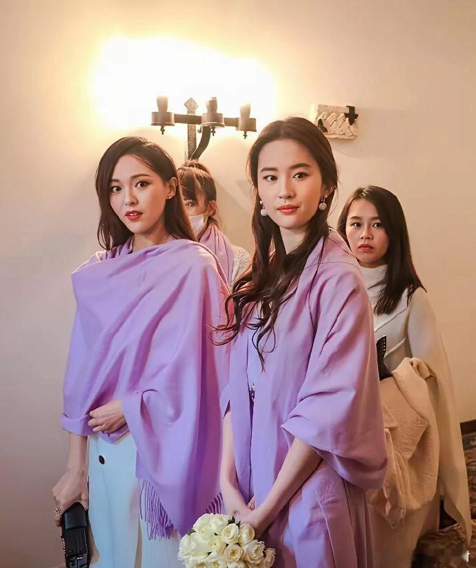 刘亦菲唯独给两个好姐妹放过伴娘，这是何等的关系，才换来刘亦菲这份友谊