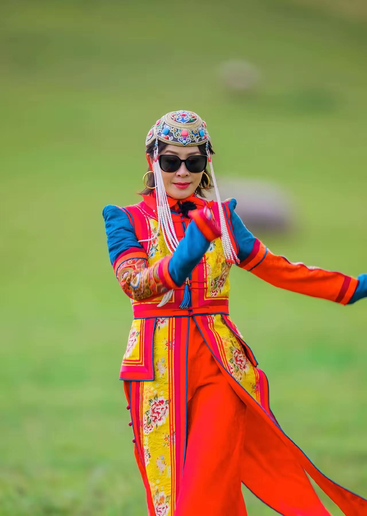 刘嘉玲完全沉浸在自己的美貌和活力中不能自拔了内蒙古的草原上，穿着内蒙古的特色服