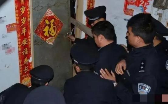 1998年凌晨，面对警察强行闯入，陆远明对妻儿说：“我们自卫”！于是，儿媳扔砖头