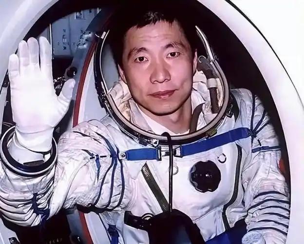 杨利伟降落地球后，为何再也没重返太空？这一问题的答案，藏在中国载人航天工程的战略