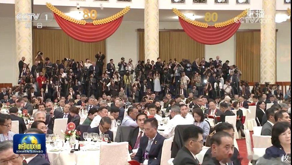 九三盛大阅兵昨天的招待会，眼尖的你看到了汪文斌大使和金同志的妹妹吗[笑着哭]