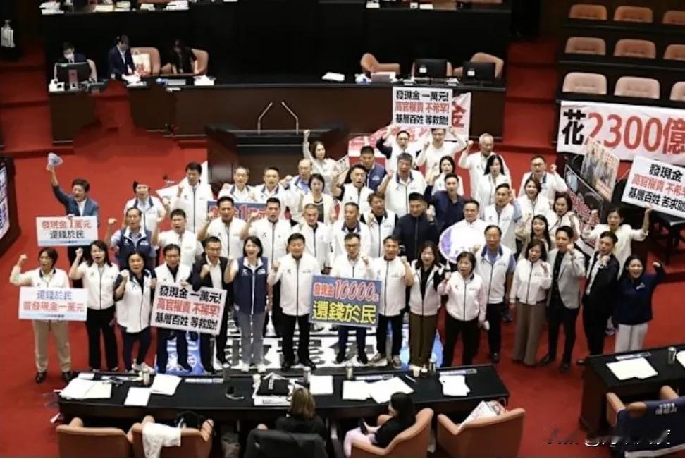 国民党这次打出王炸，普发现金1万元，删除台电补贴1000亿，民进党咽不下吐不得，