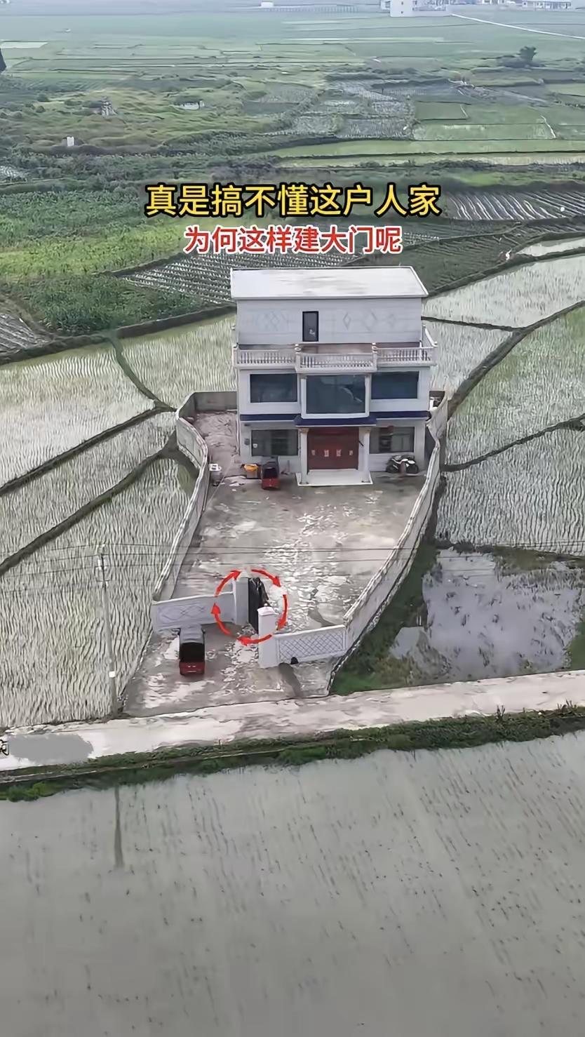 有看懂的朋友吗？这个房子的大门为什么侧着开？是有什么讲究吗？我们这里好像是大门