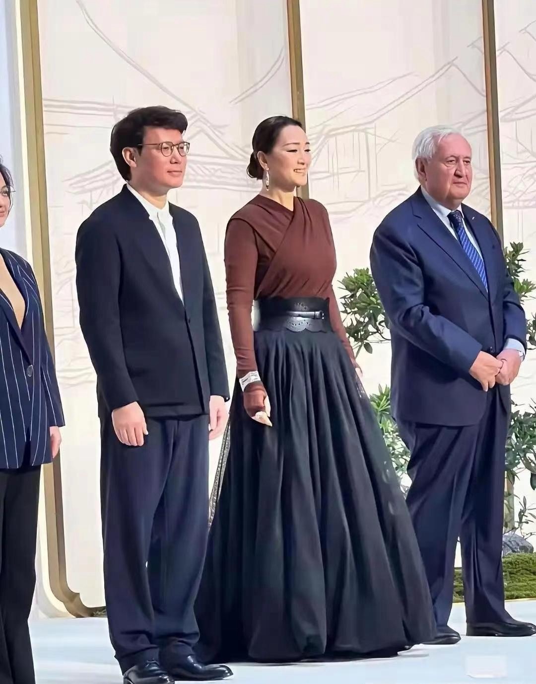 巩俐跟丈夫现身法国国宴，足见她在那边多受重视！60岁状态在线还有韵味，就是这衣