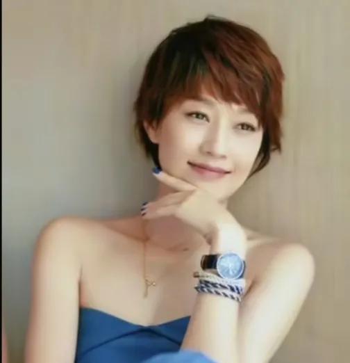 果然骨相好的。什么发型都适合。而短发也是最考验一个人的颜值。论短发马伊琍：