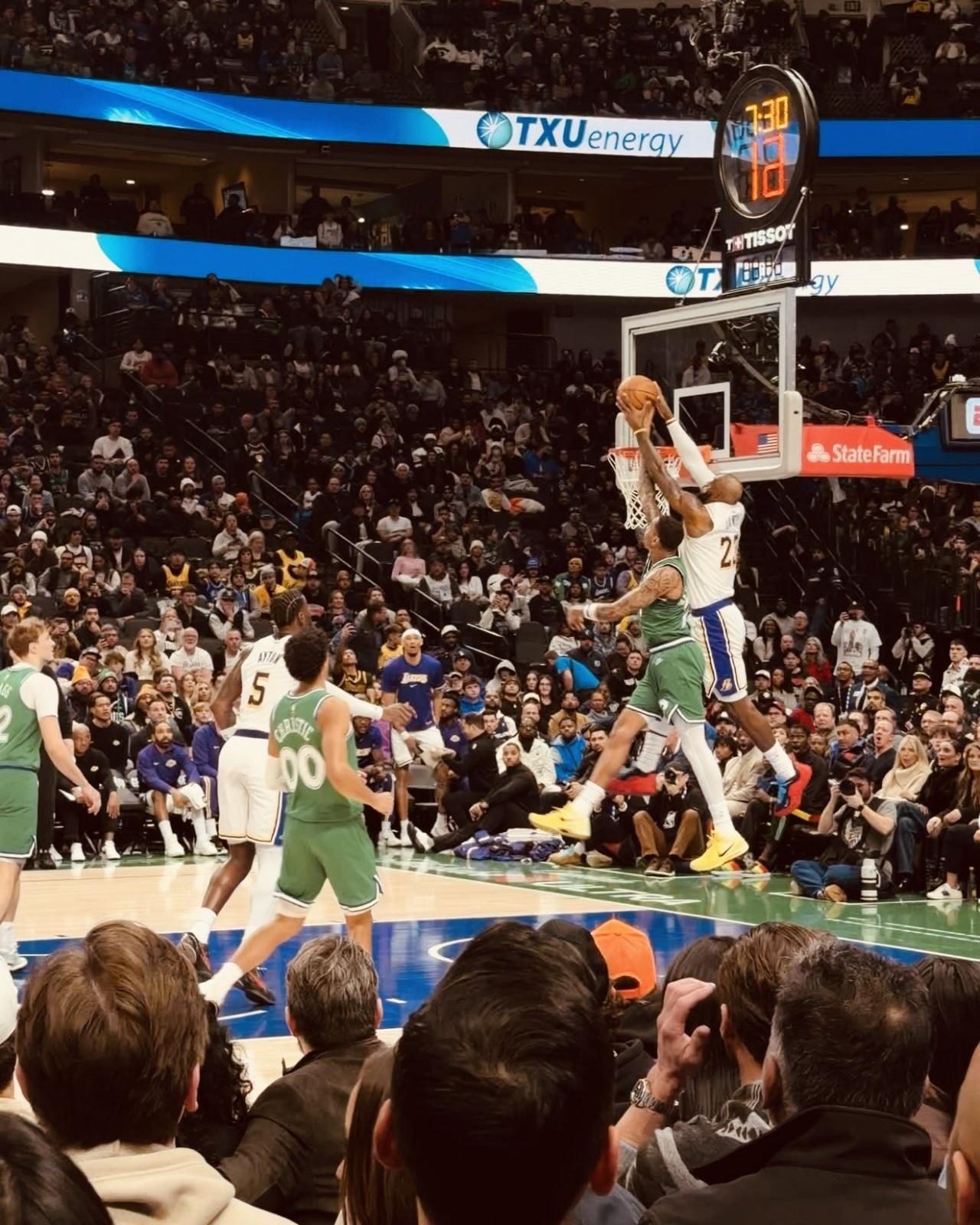 现场视角，这球真敢传呐，41岁差点隔着人空接扣篮