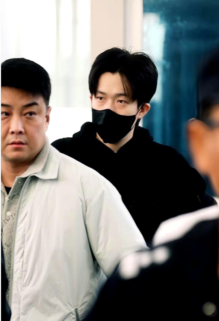 别再羡慕冠军了，凌晨领奖，天不亮就得滚去机场。王皓在前面开路，嘴里喊着“别