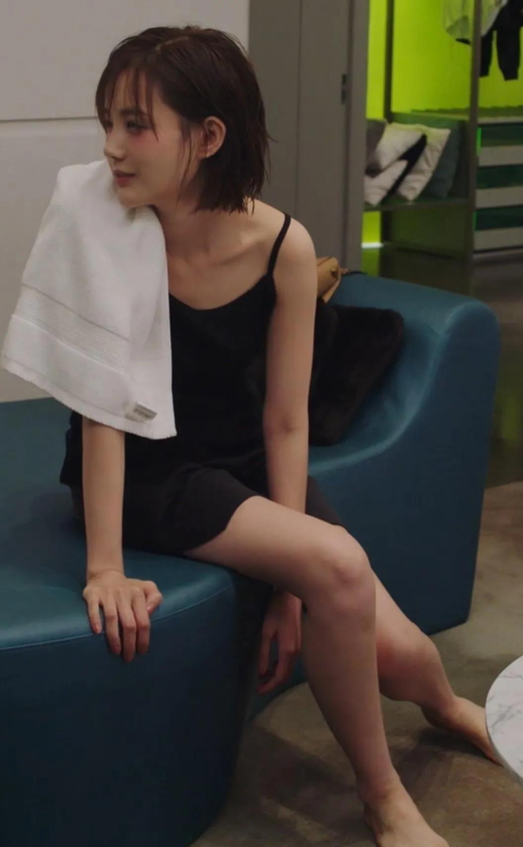 李一桐穿搭精选：光脚丫+美腿，大美人氛围感拉满李一桐这组穿搭太绝了！各种风