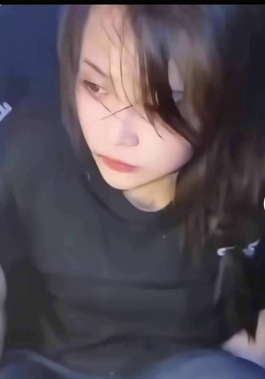 飞蛾扑火劫法场的她：情到深处，不问对错2025年11月18日，柬埔寨木牌地