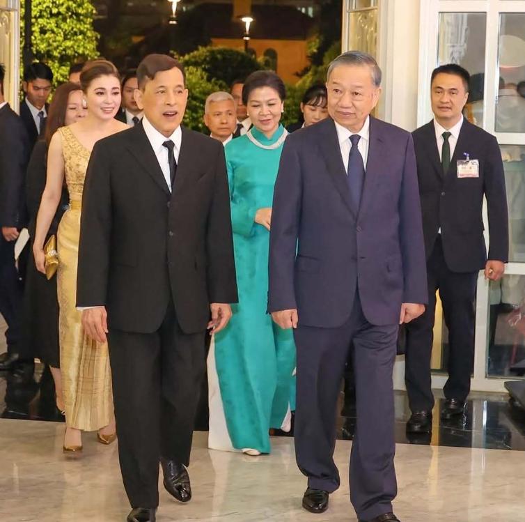 苏林为泰王举行的欢迎宴会内场图曝光，穿黑色西服亮相宴会的国王陛下笑容灿烂！从官方