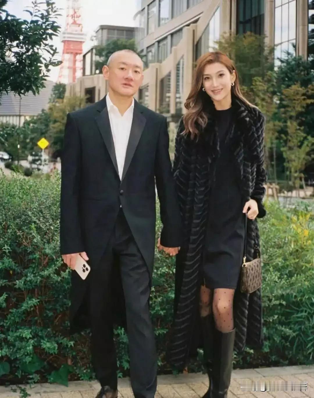 京城四少汪雨跟新婚老婆逛街约会呢，他俩年龄差20岁，站一块儿瞅着不太搭调。