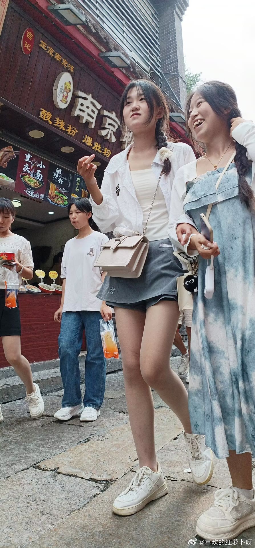 小白鞋与丝袜的经典穿搭~