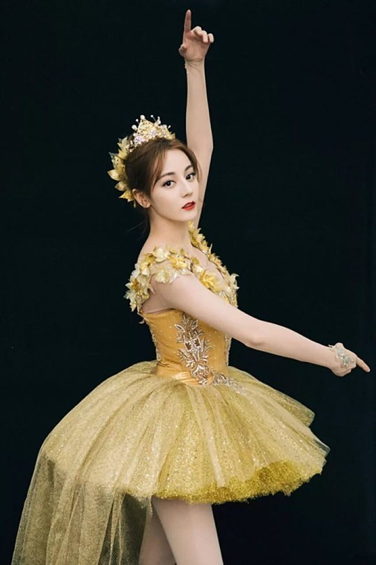 迪丽热巴这一段真的把“神性”诠释得淋漓尽致！光影下眉眼自带疏离感，眼波流转间既有