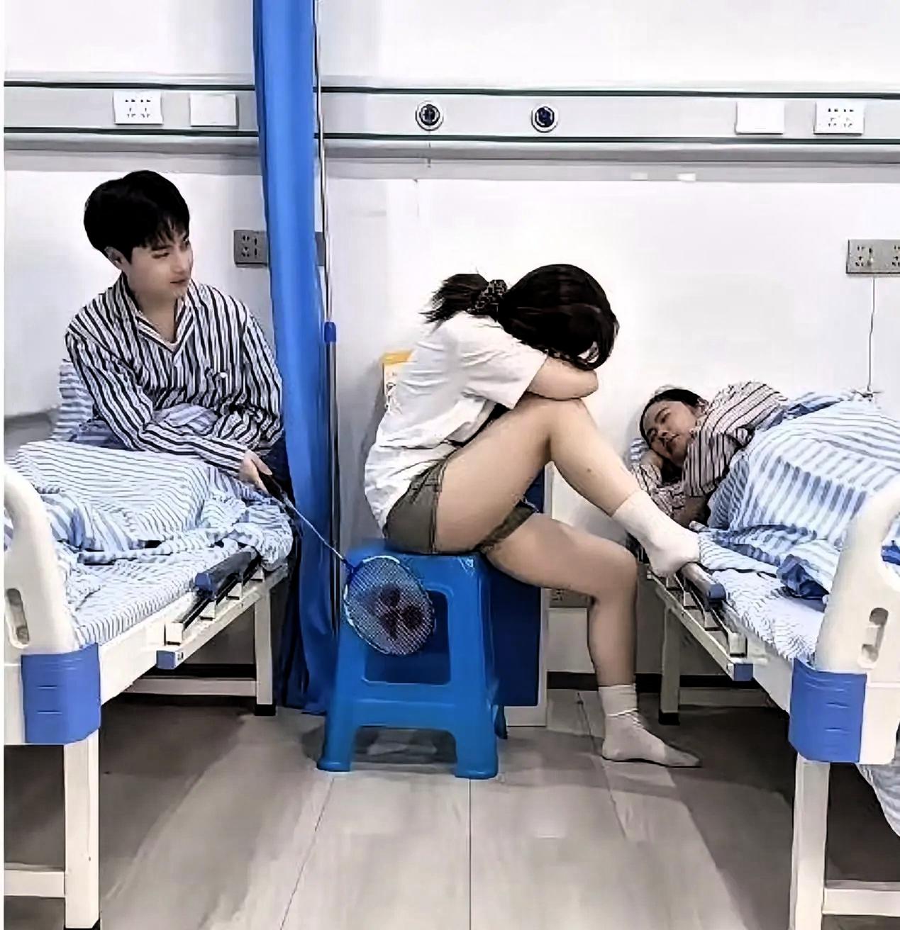 一位年轻的女孩陪着妈妈住院，这不，隔壁病床上有个小帅哥，一看就很帅，对方主动上前