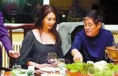 2009年，林志玲到沈阳参加商演，当时天气很冷，主办方邀请林志玲一起吃晚餐，林志