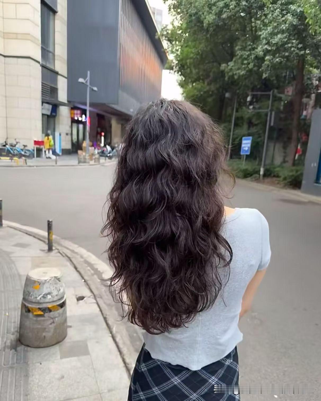 我们办公室小女孩结婚了，一个男同事问她：你彩礼多少啊？她说五万，那男的直接瞪大眼