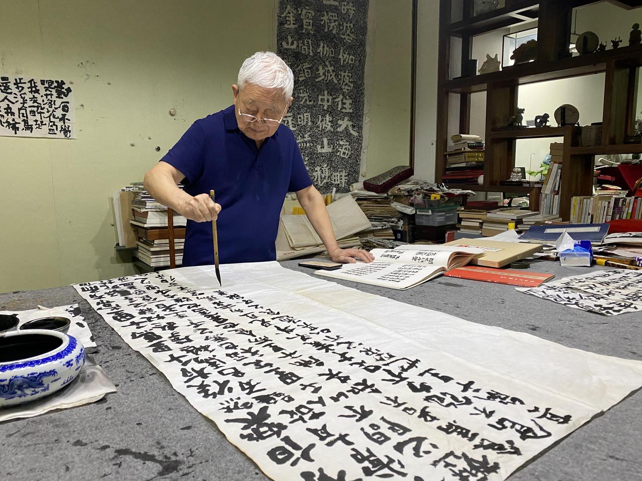 有观点认为胡抗美草书已将书写变成墨块与线条的平面设计这样的一个观点与上述对形