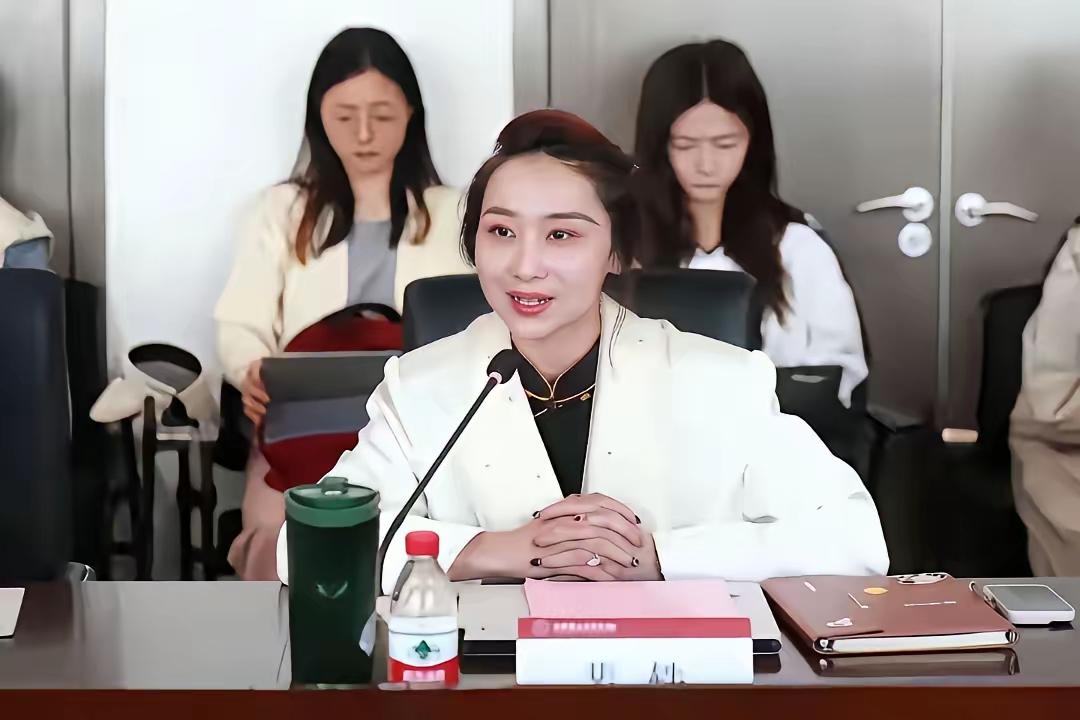 终于看明白了，为什么裴轶不敢写自己的本科，不是因为不出名，而是因为天津师范大