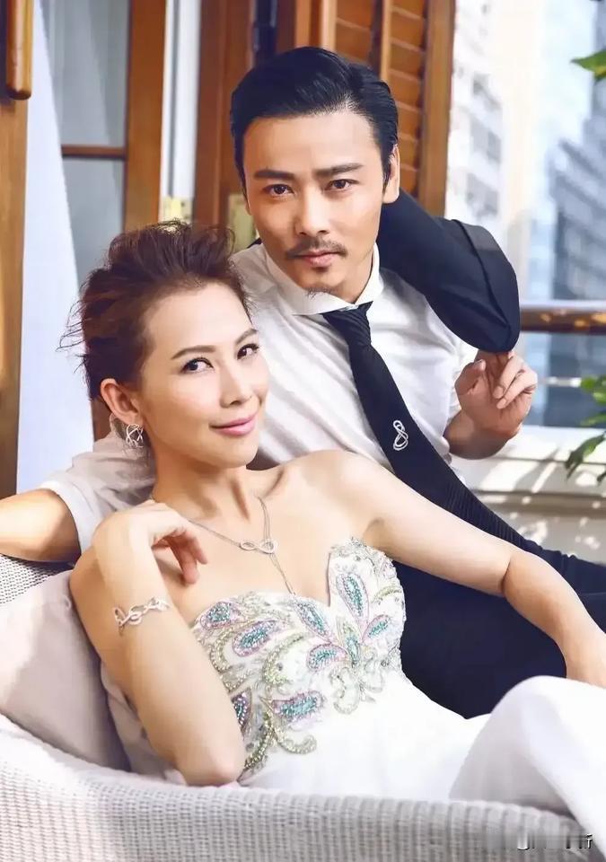 有一次，蔡少芬回家跟张晋说：“我给你按摩一下子宫吧。”张晋惊讶地说：“子宫？我一