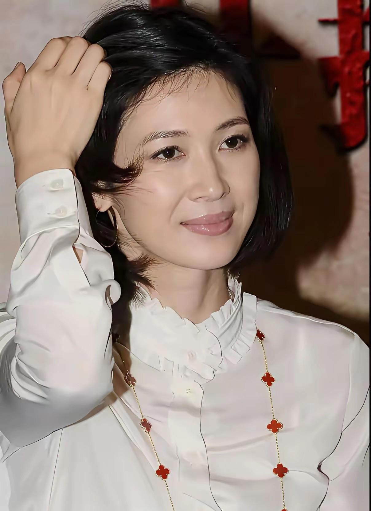 曾经的“亮剑女神”还是那么的美艳不可方物，她有一种古典的美，颜值跟何晴不相上下，