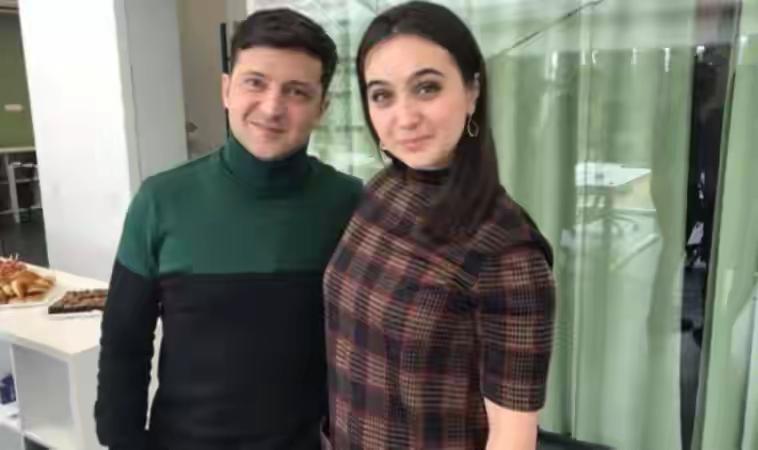 美国记者塔克·卡尔森的播客节目中被亲信当众撕破伪装，泽连斯基虚伪面目彻底曝光！