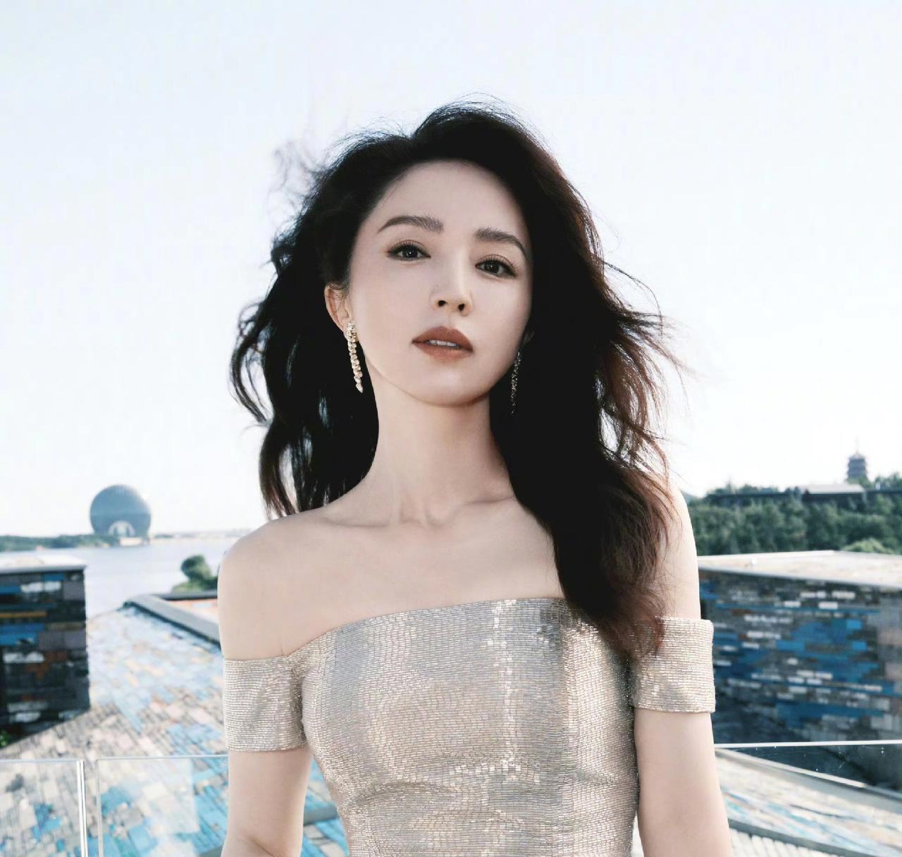 一点都心疼董璇，说她恋爱脑，也不是完全拎不清，婚前财产公证了。不恋爱脑，婚礼办