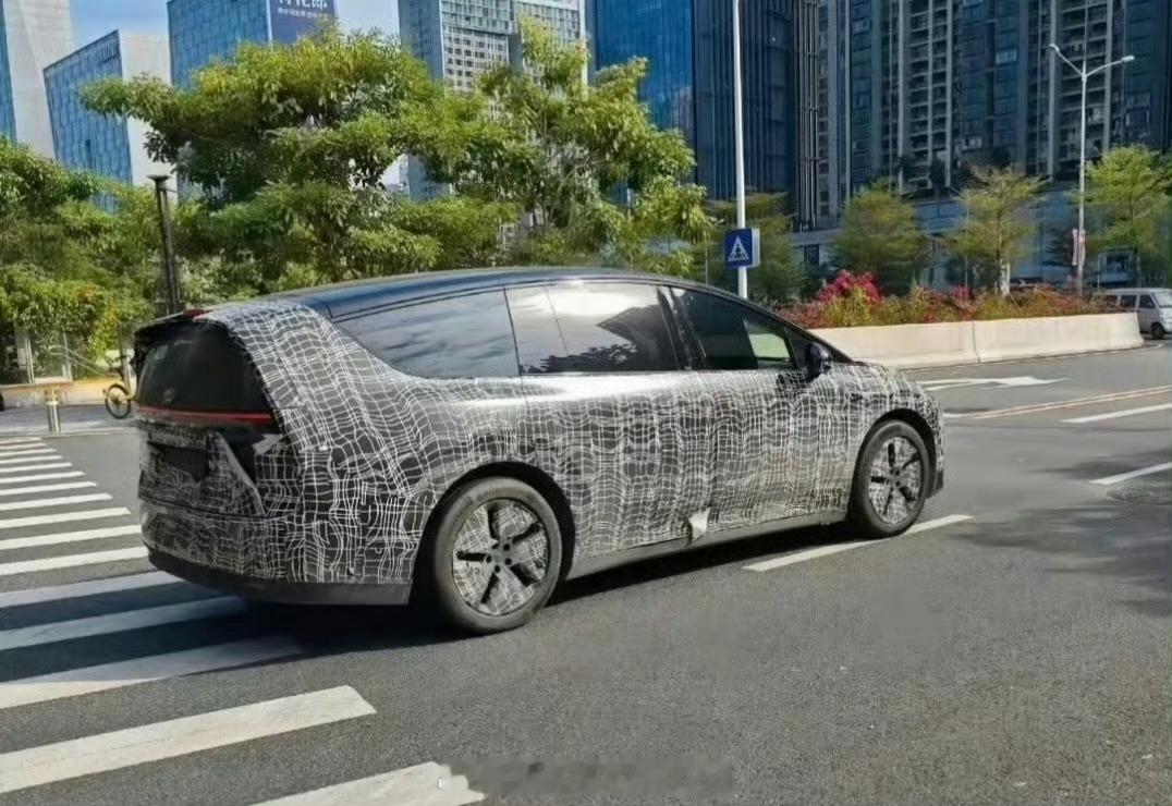 理想i9又要来了？理想要在纯电和MEGA的造型上一去不复返？最近疑似理想i9