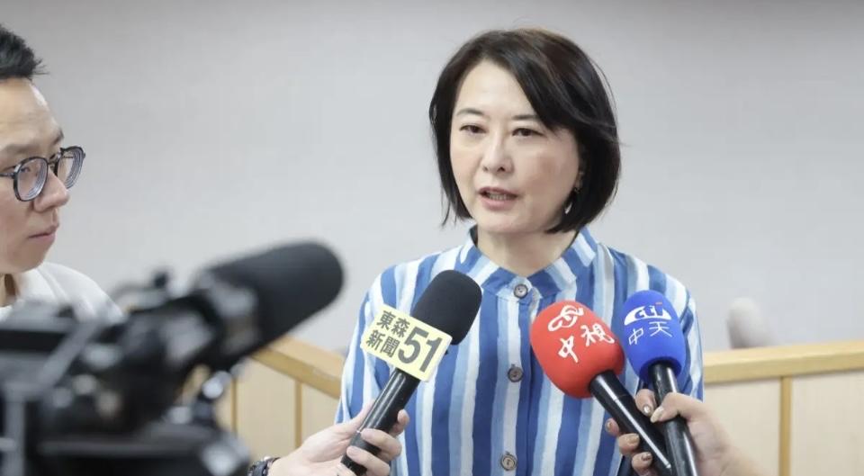 黄国昌“狗仔门”还没理清，王鸿薇和前记者侯俐安又撕起来了，这哪是揭弊？分明是