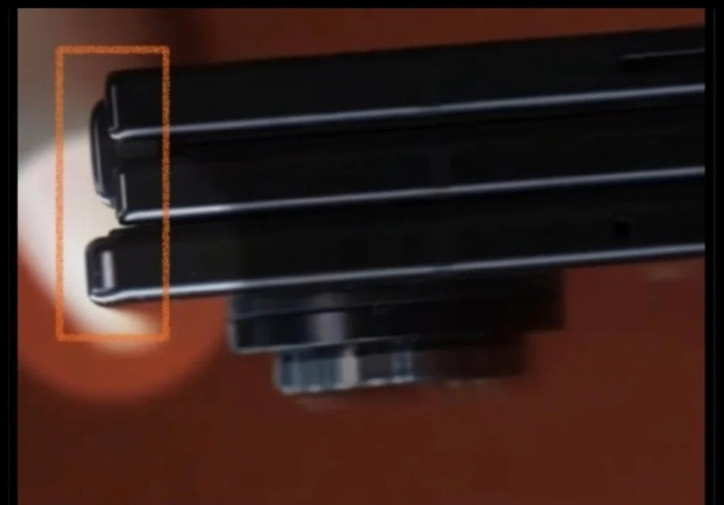 三星阔屏三折叠手机曝光呦，这回最外边那层没凸出来一块也算是进步了就是不知道当时