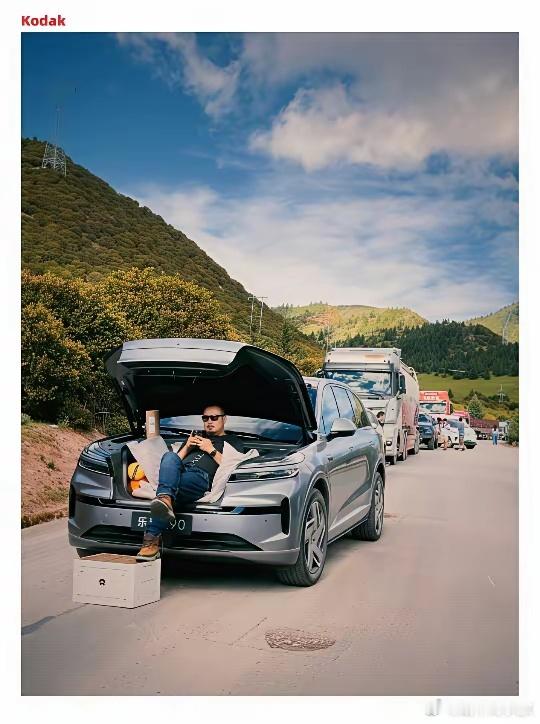 开乐道L90，遇上堵车时可以在车外晒太阳，秒变“显眼包”，整条路上最靓的仔。（图