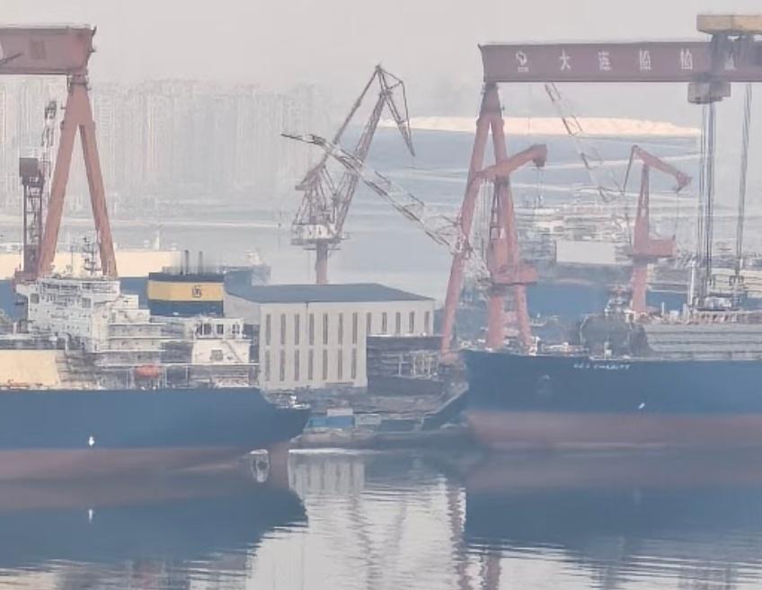 今天玩的004侧视图侧壁越来越高了，已经来到飞行甲板高度，此模块顶部就是飞行甲