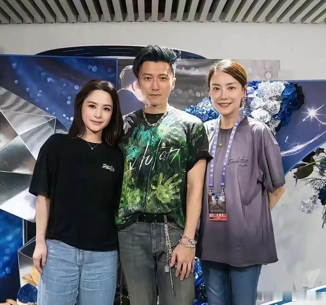 其实，谢霆锋最在乎的女人是她…看第一张照片，谢霆锋一手插着裤兜，一手搂着阿娇。身