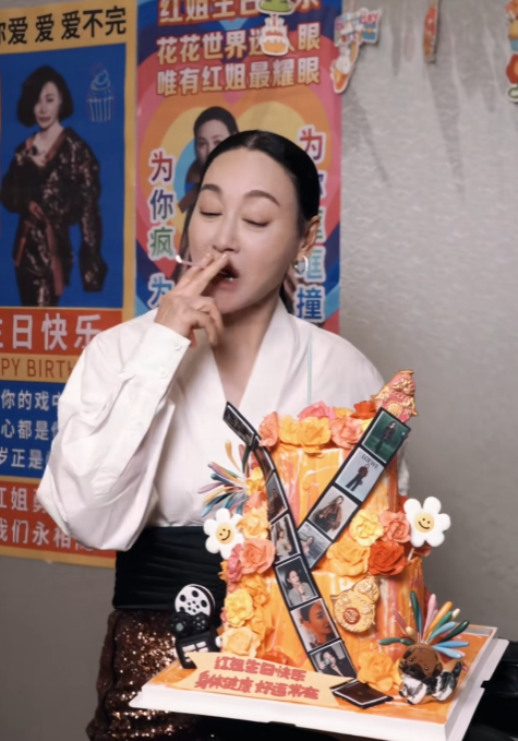 2月2日，是惠英红66岁的生日，她点燃生日蜡烛的动作，帅翻全场！只见她拿出两