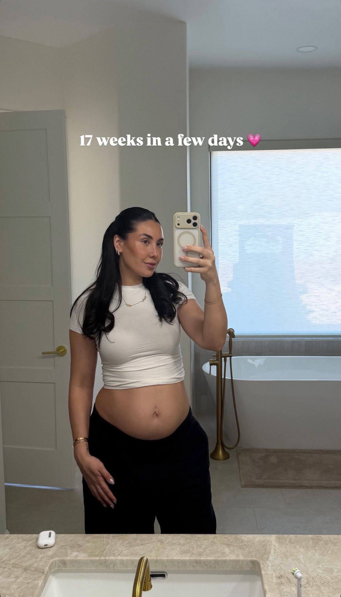 弗格妻子的肚子已经逐渐显怀了怀着三胎，一个人再带两个女儿，还要盯着新家装修，还要