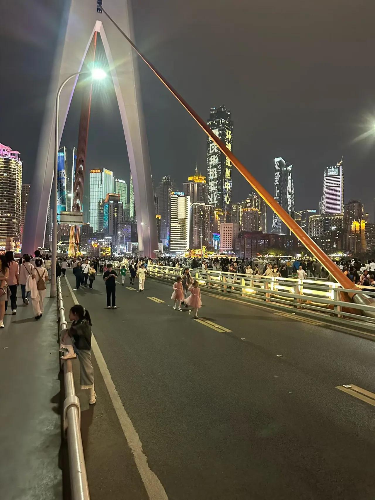 雨越下越大，我站在千厮门大桥上，浑身湿透，身边连个卖伞的都没有。去年十一还满桥的