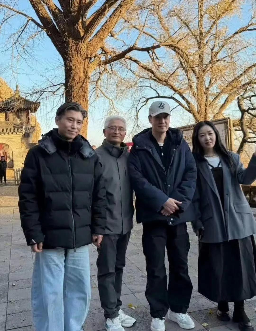 这张合照，我一眼就认出了身高修伟、胖瘦合度、戴着帽子的辛柏青与秀发垂肩、皮肤白皙