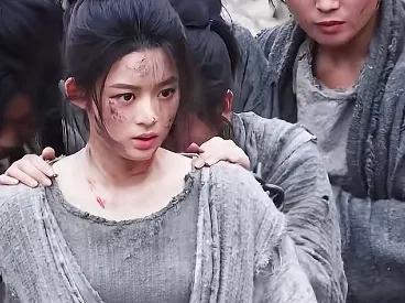 黄杨钿甜主演的《冰湖重生》和《人鱼》即将开播，消息出来网友就炸锅了。之前黄杨钿