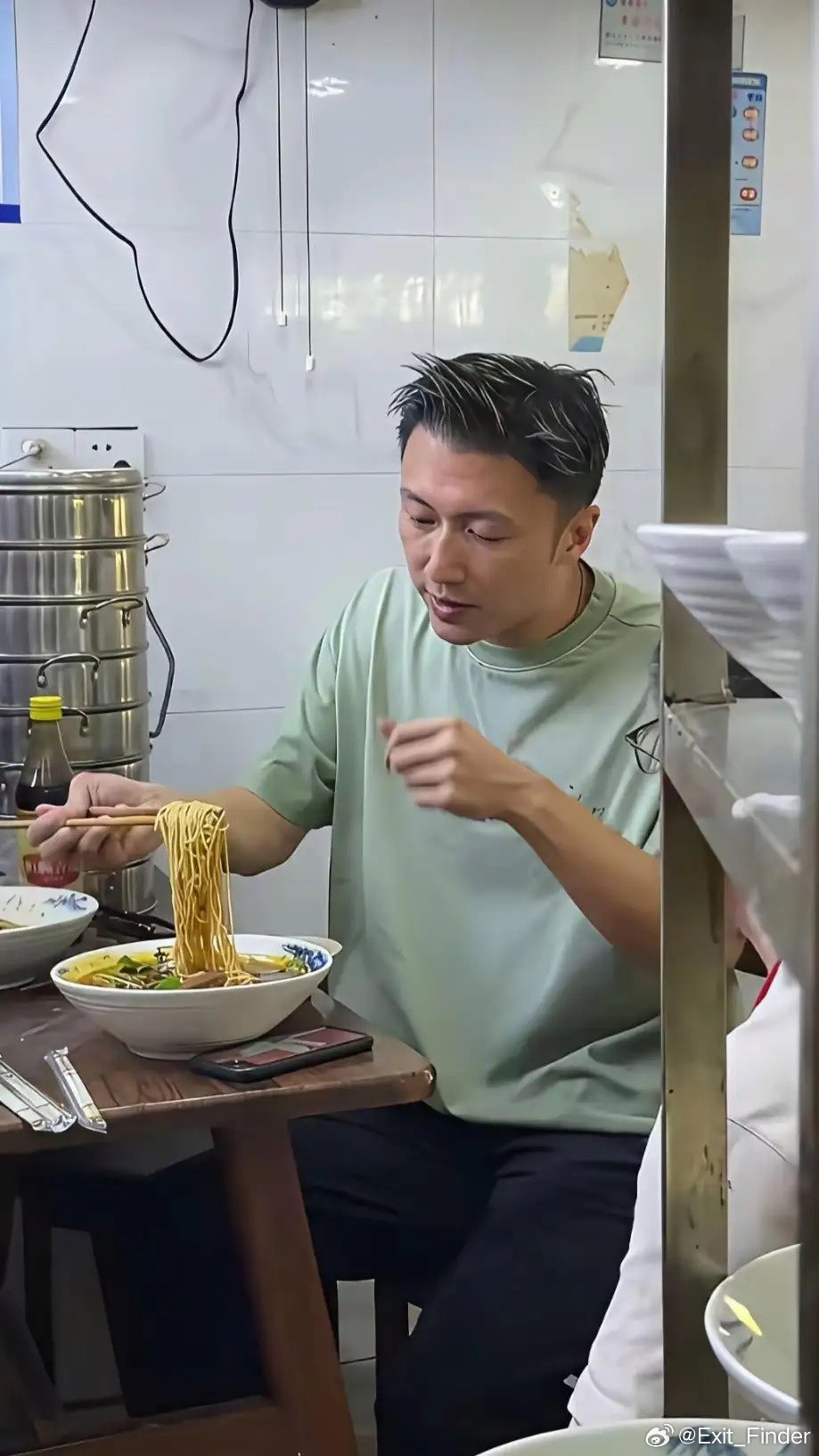 谢霆锋褪去星光，坐在街边小店吃一碗面。感慨人生，娶同为明星的伴侣，大家都各自忙碌
